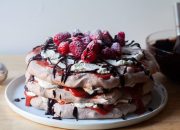 tumpukan coklat raspberry pavlova