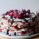 tumpukan-coklat-raspberry-pavlova