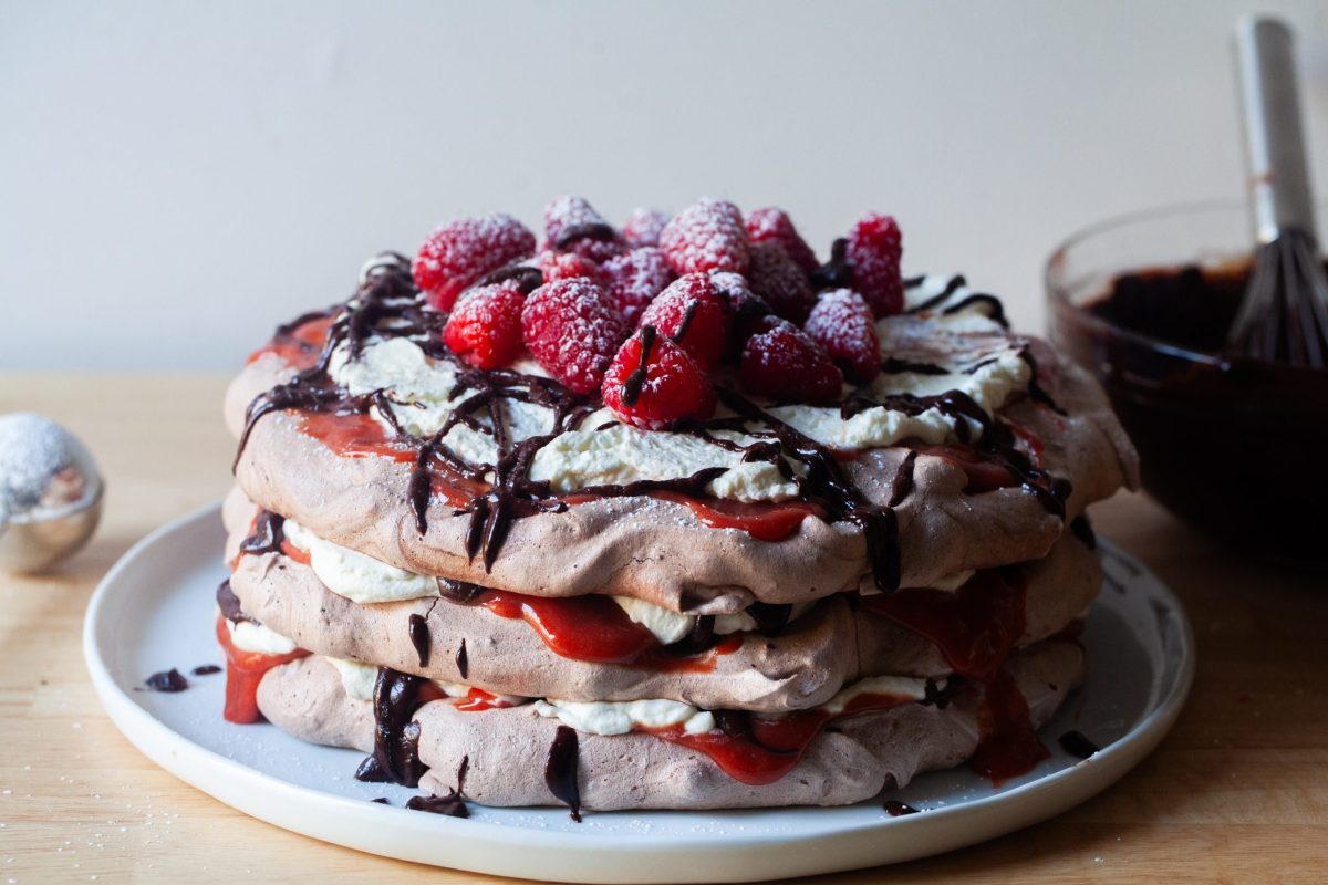 tumpukan-coklat-raspberry-pavlova