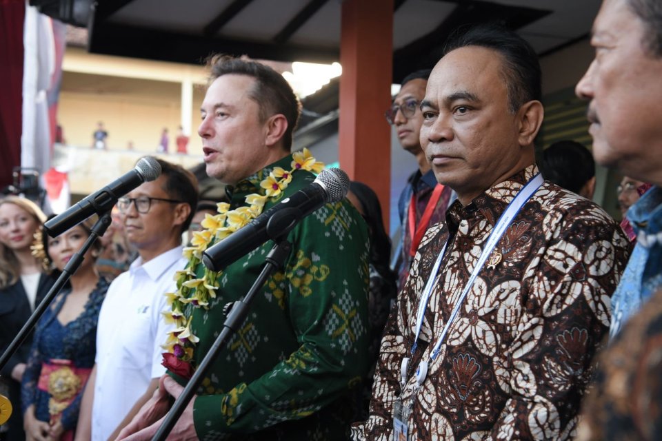 uji-coba-starlink-di-indonesia-sempat-‘lag’,-menkominfo:-namanya-teknologi-kan-begitu