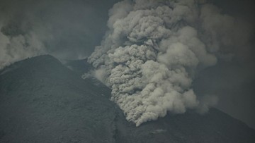gunung-lewotobi-laki-laki-erupsi,-semburkan-abu-vulkanik-800-meter