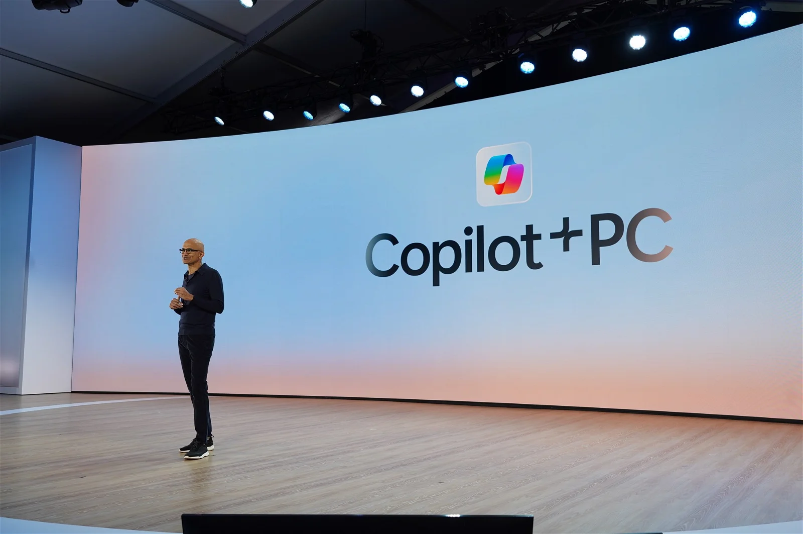 microsoft-dan-qualcomm-hadirkan-pc-copilot+