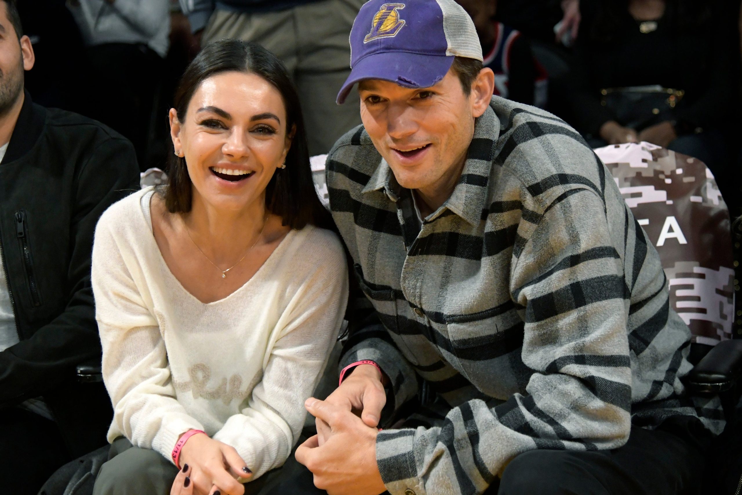 ashton-kutcher-dan-mila-kunis-keluar-bersama-kedua-anaknya-dalam-penampilan-publik-yang-jarang-terjadi