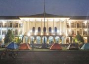 Menolak Bubar, Mahasiswa Pemrotes Uang Pangkal UGM Dirikan Tenda Lagi
