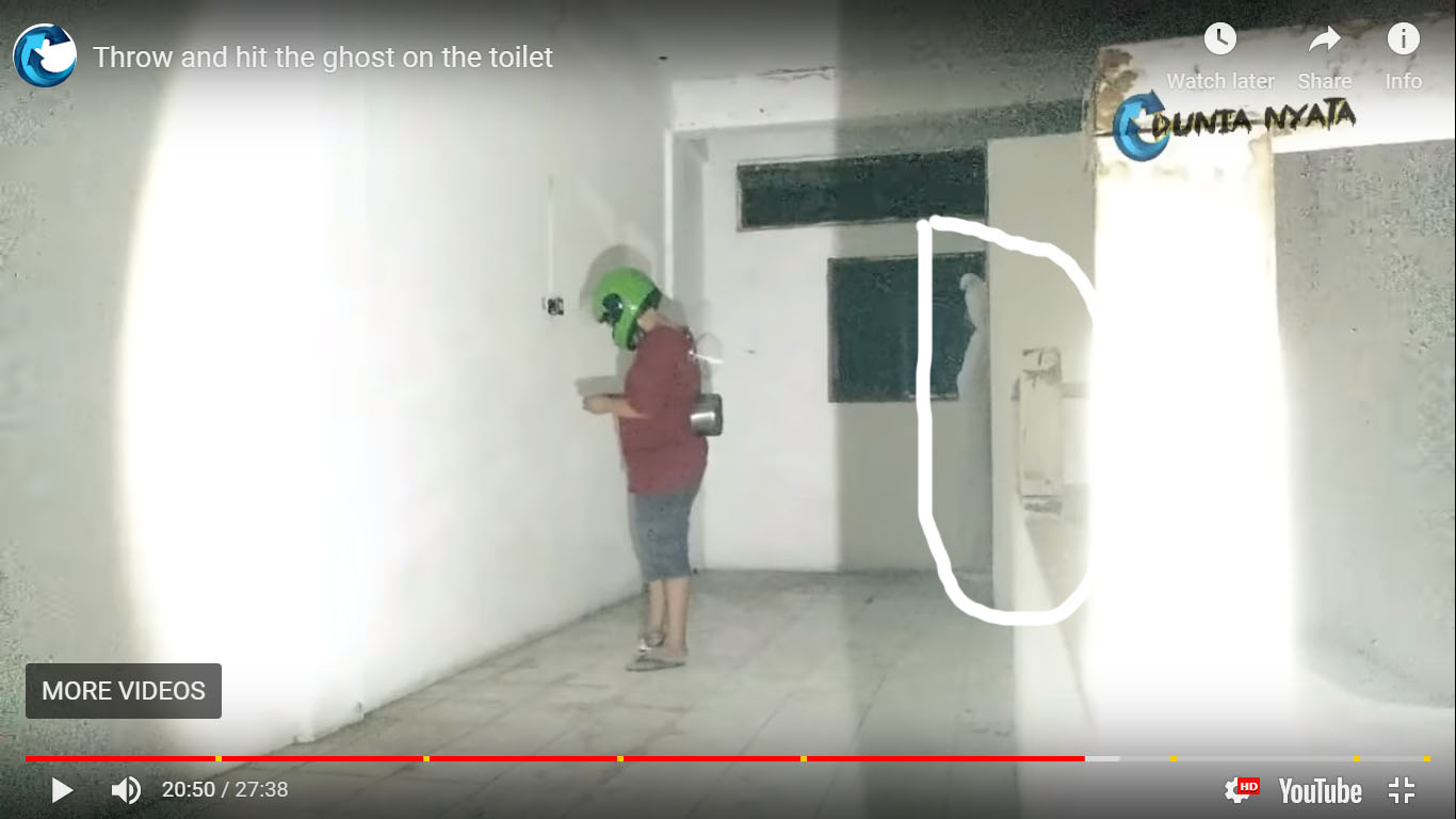 aksi-pria-helm-hijau-berkelahi-dengan-pocong