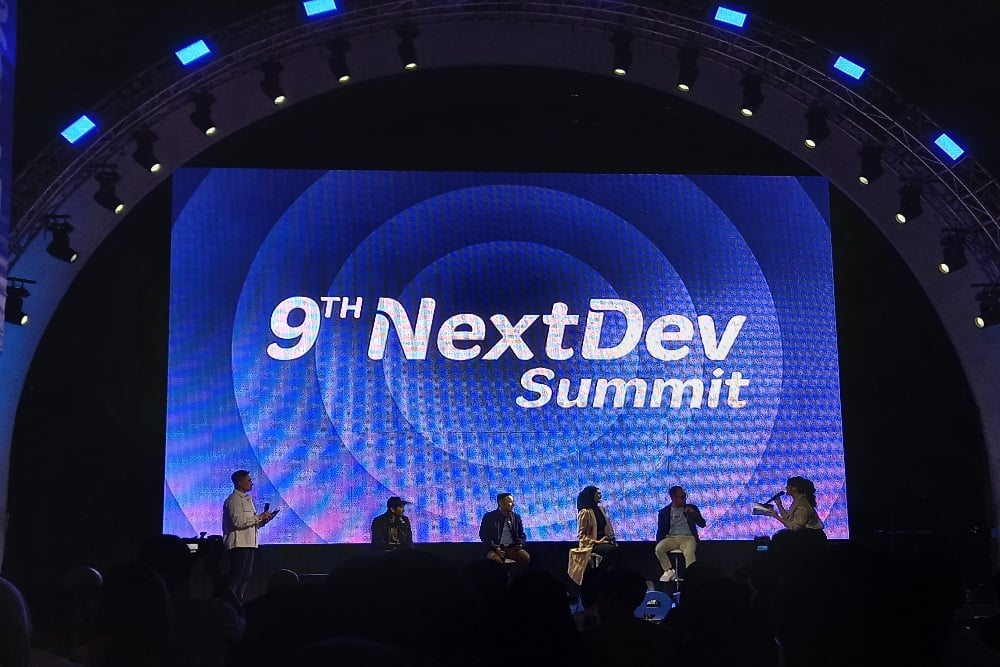 telkomsel-ubah-limbah-sim-card-jadi-smartphone-holder-dan-paving-block