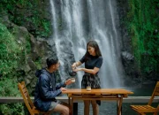 Stay di Bobocabin Baturraden? Cobain Breakfast by the Waterfall!