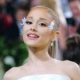ariana-grande-mengatakan-dia-sedang-‘memproses-ulang’-waktunya-sebagai-bintang-cilik-di-‘victorious’