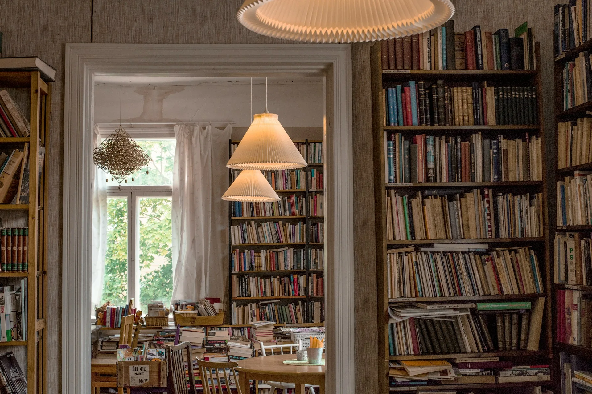 3-rekomendasi-book-cafe-ubud,-pecinta-buku-wajib-mampir!