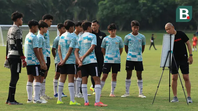 piala-aff-u-16-2024:-coret-dua-pemain-diaspora-timnas-indonesia-u-16,-nova-arianto-angkat-bicara