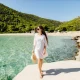 20-ide-outfit-ke-pantai-terbaik-di-2024