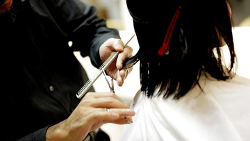 kapan-orang-tua-bisa-bawa-anak-potong-rambut-di-salon?