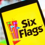 para-tamu-terjun-ke-air-saat-roaring-rapids-ride-tidak-berfungsi-di-six-flags-over-texas