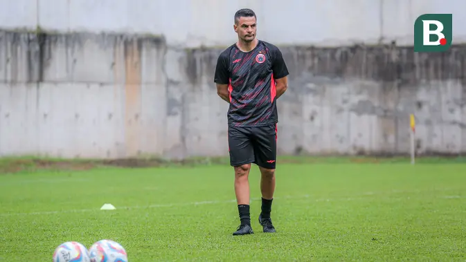 foto:-pelatih-baru-carlos-pena-pimpin-langsung-latihan-perdana-persija-jakarta