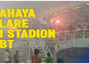 VIDEO: Flare Ganggu Jalannya Pertandingan Persebaya Vs Persibo di Stadion Gelora Bung Tomo