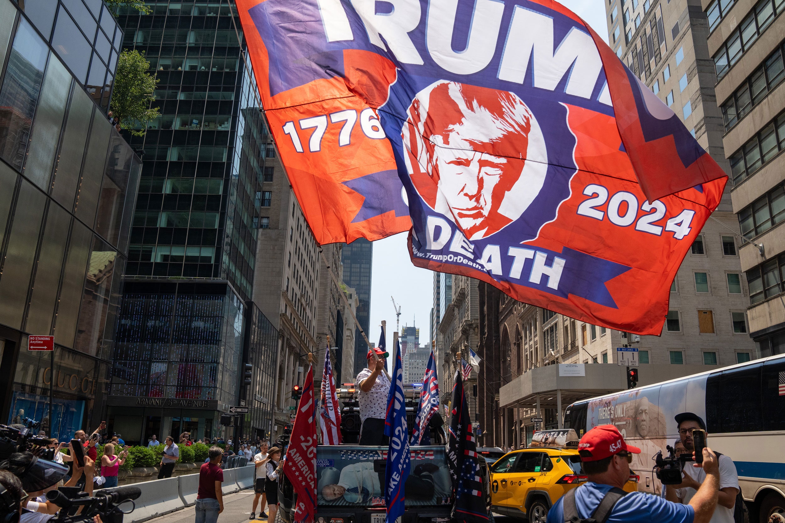 ekstrimis-sayap-kanan-menyerukan-kekerasan-dan-perang-setelah-penembakan-trump