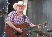 Mark Chesnutt Bersiap Kembali ke Panggung Sebulan Setelah Operasi Jantung Darurat