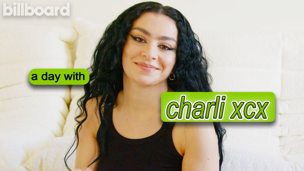 charli-xcx-membawa-penggemar-menjalani-hari-harinya-|-sampul-billboard