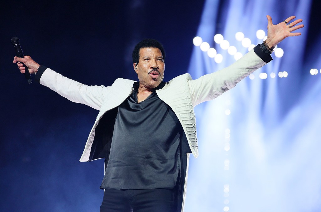 lionel-richie-‘terkesima’-dengan-nominasi-emmy-untuk-‘the-greatest-night-in-pop’