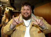 Jelly Roll dan MGK Bocorkan Kolaborasi yang Terinspirasi John Denver ‘Lonely Road’