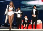 Taylor Swift & Travis Kelce Berpelukan Saat Keluar dari Tur Eras di Jerman