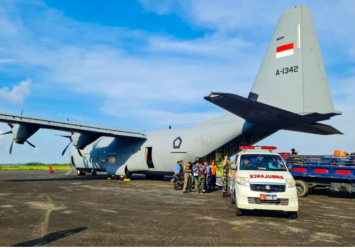 perlu-ditangani-di-jakarta,-pasien-tumor-diterbangkan-hercules-tni-au-dari-natuna
