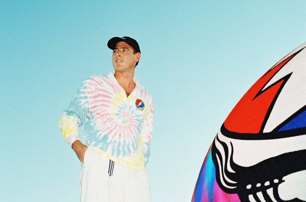 grateful-dead-hadirkan-tenis-inti-dengan-koleksi-rowing-blazers-terbaru
