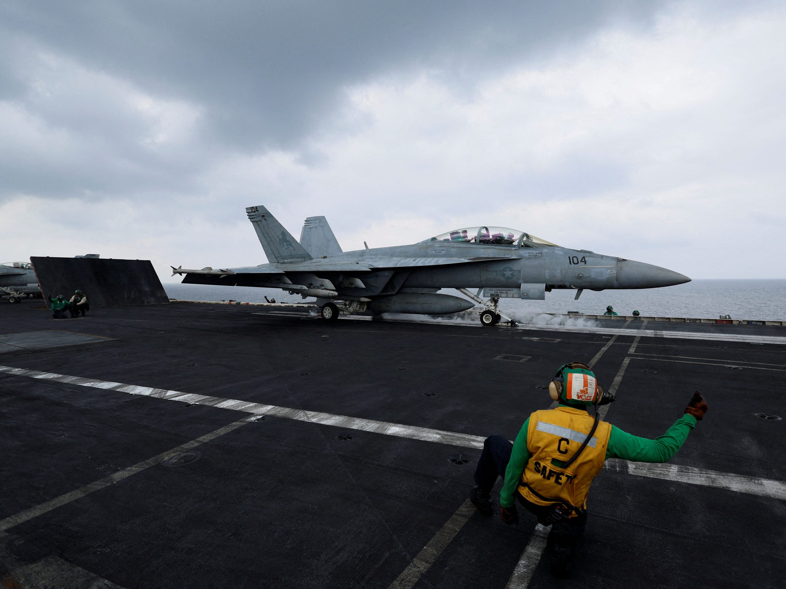 pilot-super-hornet-yang-bertempur-melawan-houthi-menjadi-penerbang-wanita-as-pertama-yang-berhasil-mencetak-kemenangan-dalam-pertempuran-udara,-kata-angkatan-laut