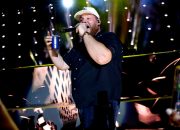 Saksikan Luke Menyisir Bir Bersama Glen Powell & Pemain ‘Twister’ di Konser NJ