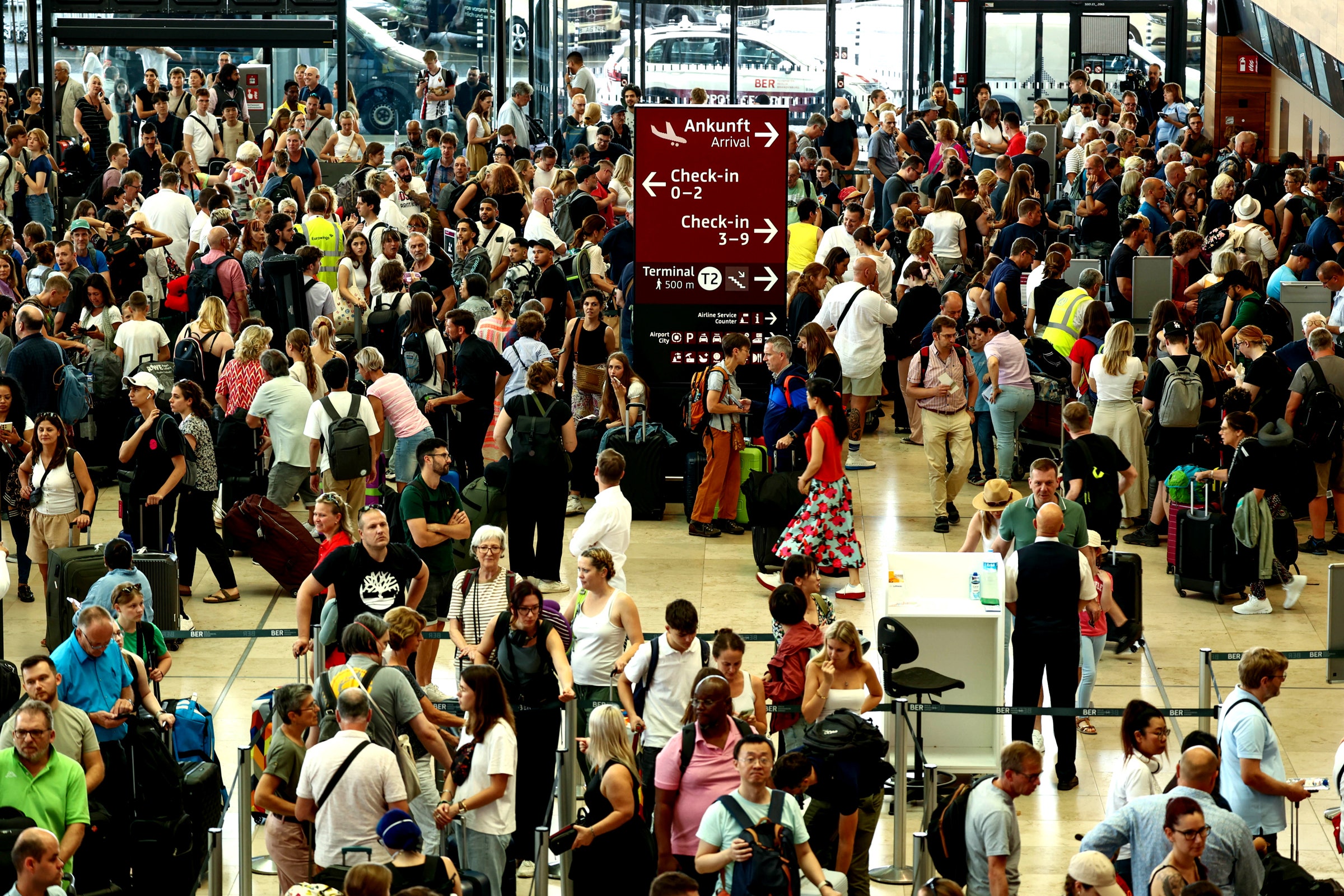 mengapa-gangguan-crowdstrike-global-sangat-berdampak-buruk-pada-bandara