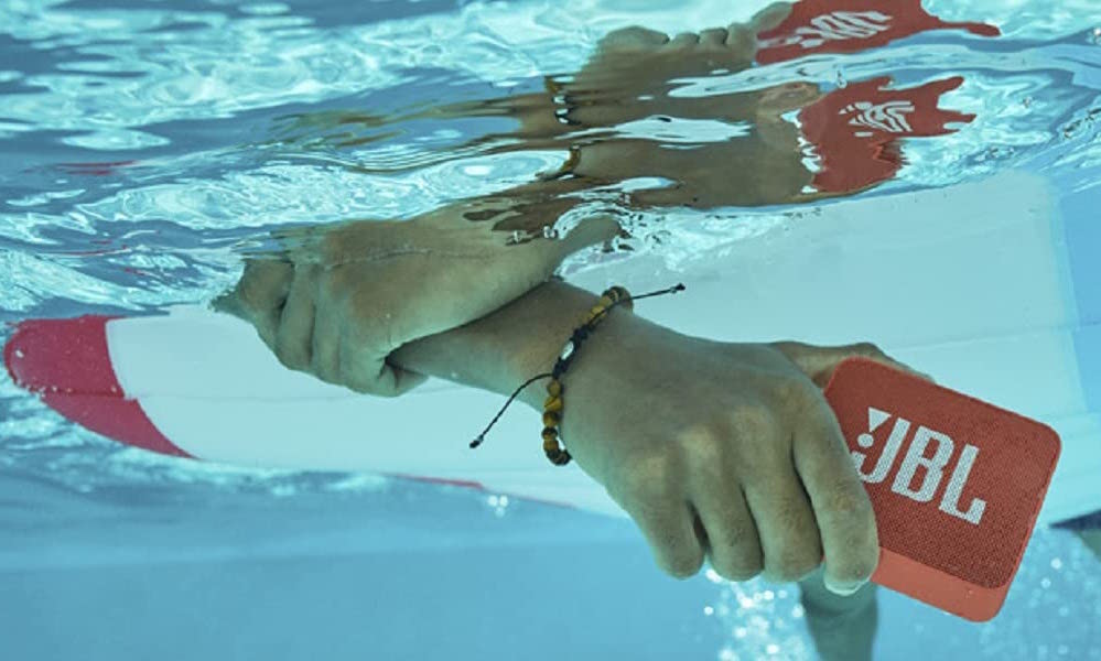 speaker-portabel-yang-bisa-dibenamkan-ke-dalam-air-ini-akhirnya-dijual-di-bawah-$40