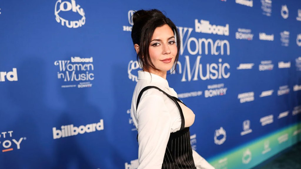 ditandatangani:-marina-mendapat-manajemen-baru,-finger-eleven-menemukan-suara-yang-lebih-baik