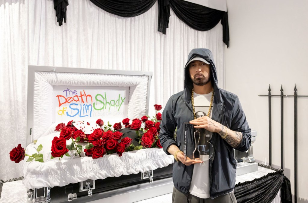 eminem-raih-7-miliar-streaming-di-inggris,-terima-penghargaan-brit-billion