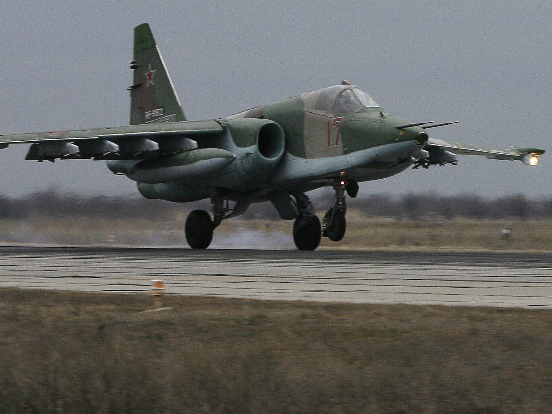 rekaman-dramatis-menunjukkan-rudal-ukraina-menghancurkan-jet-tempur-rusia-yang-berharga