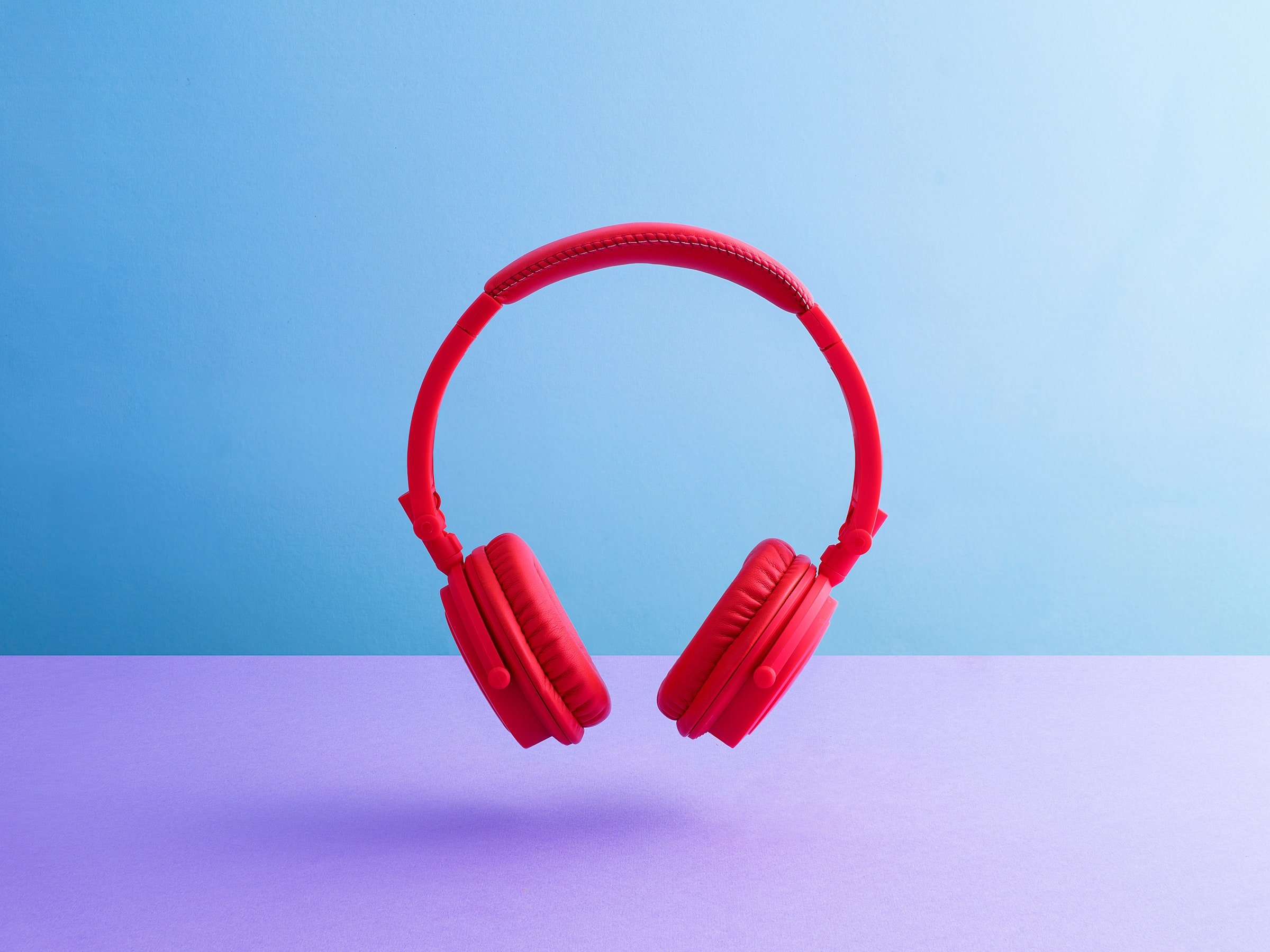 hubungkan-headphone-nirkabel-ke-tv-anda-untuk-menonton-film-dan-acara-dengan-tenang