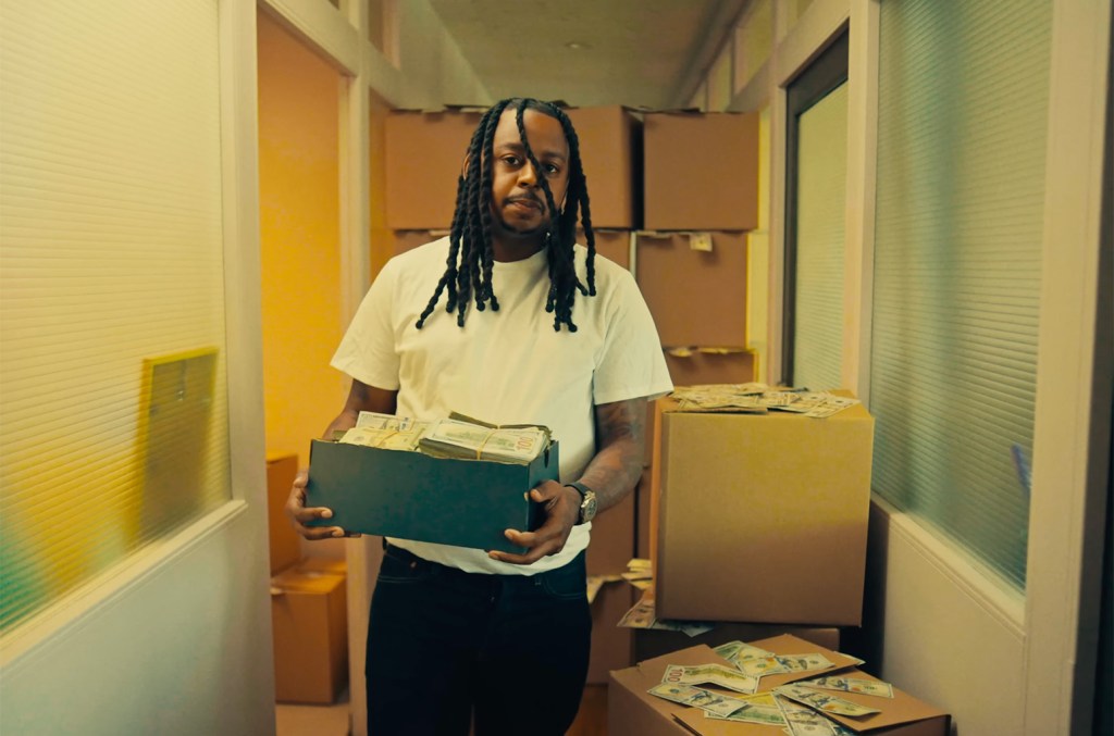 babyface-ray-punya-terlalu-banyak-kertas-untuk-dihitung-dalam-video-‘rubberband-man’