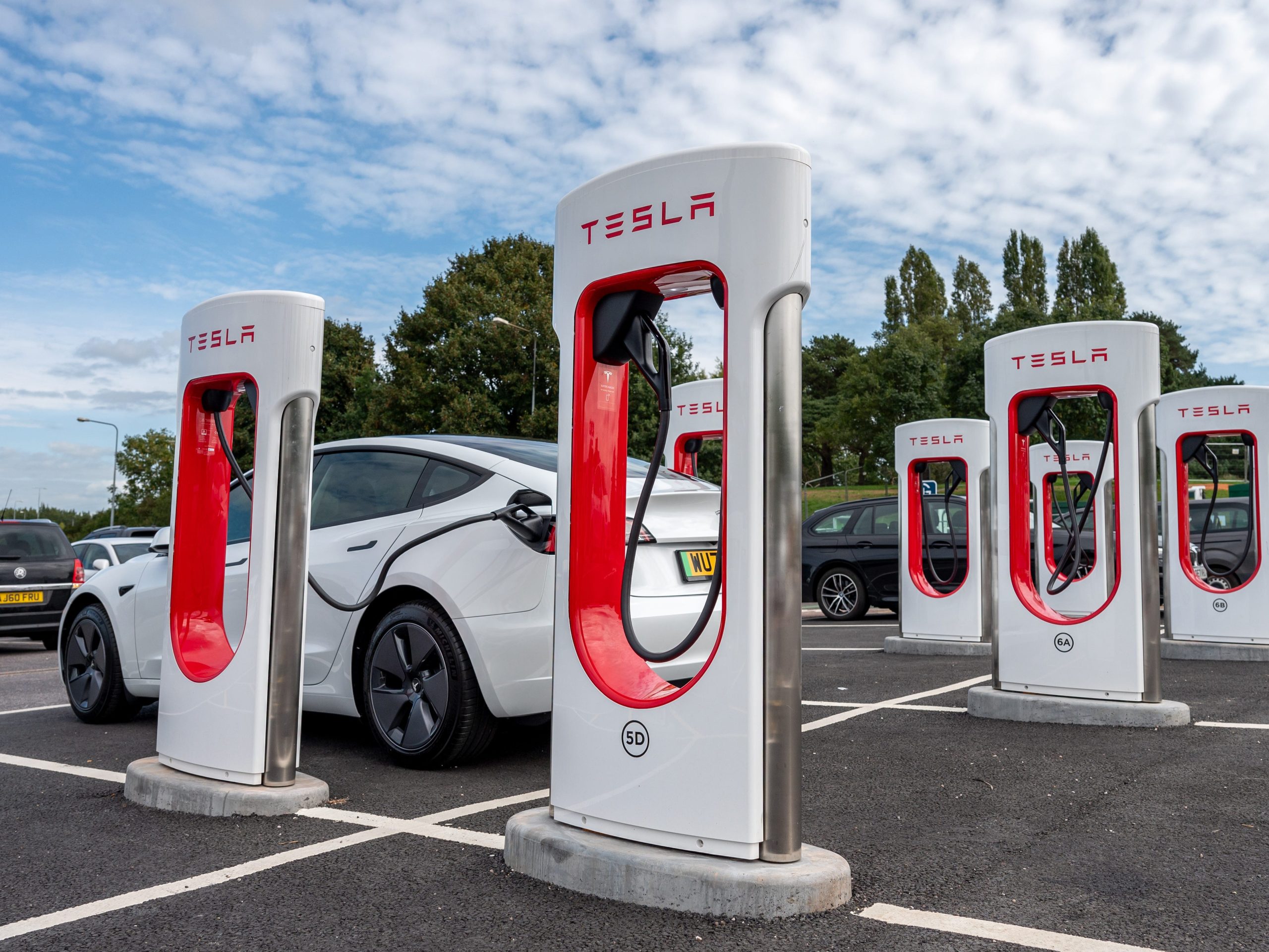 seorang-pria-ukraina-menyambungkan-seluruh-rumahnya-ke-mobil-tesla-yang-diparkir-di-halaman-rumahnya-saat-penduduk-setempat-menemukan-cara-baru-untuk-melawan-pemadaman-listrik-bergilir,-kata-laporan