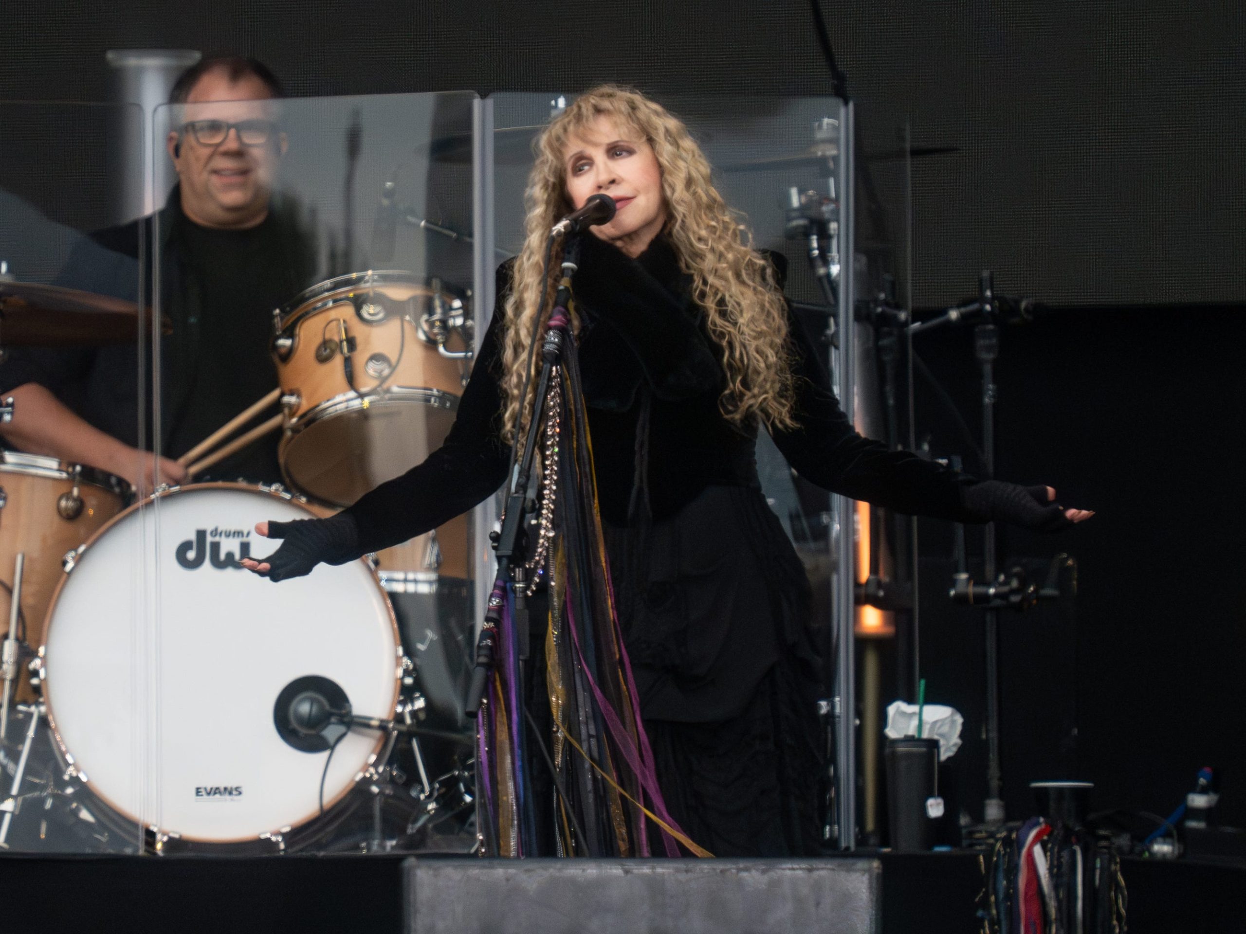 stevie-nicks-mengatakan-dia-menunda-2-pertunjukan-setelah-infeksi-‘menjadi-gila’-dan-membuatnya-dirawat-di-rumah-sakit