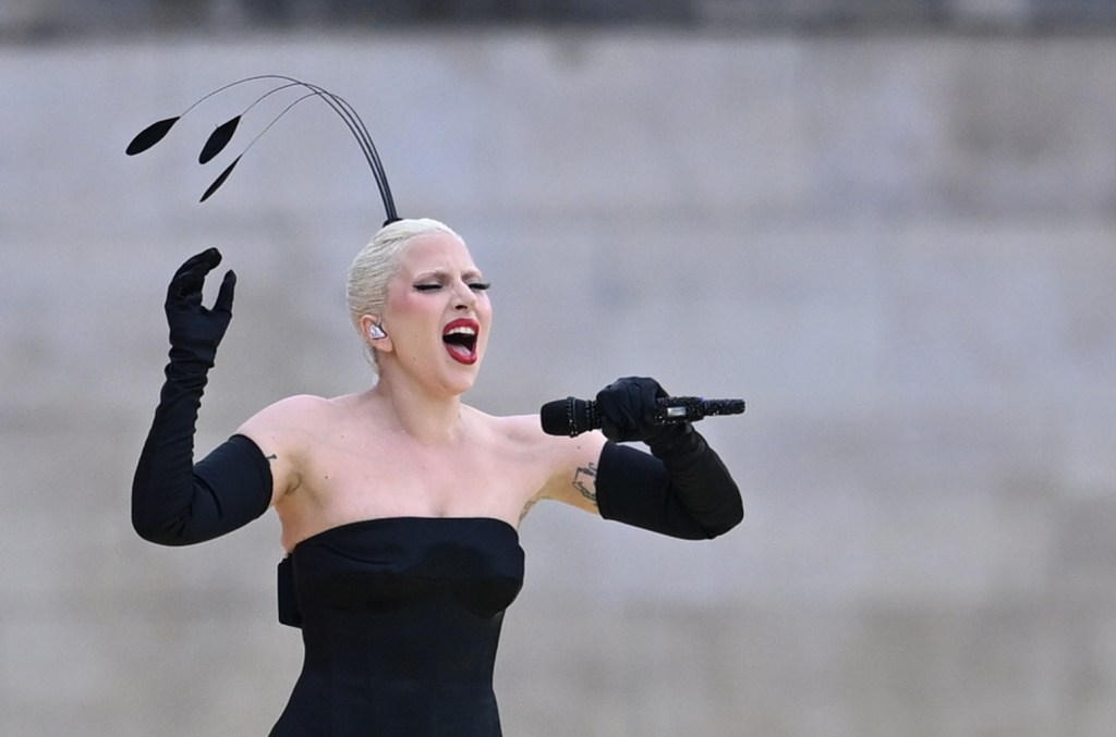 lady-gaga-mengejutkan-penggemar-prancis-dengan-merilis-cuplikan-dua-lagu-baru-lg7-di-street