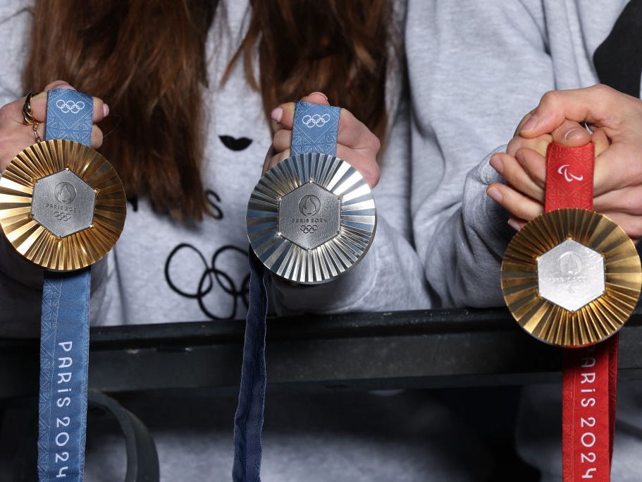 medali-olimpiade-paris-berisi-potongan-rangka-besi-asli-menara-eiffel