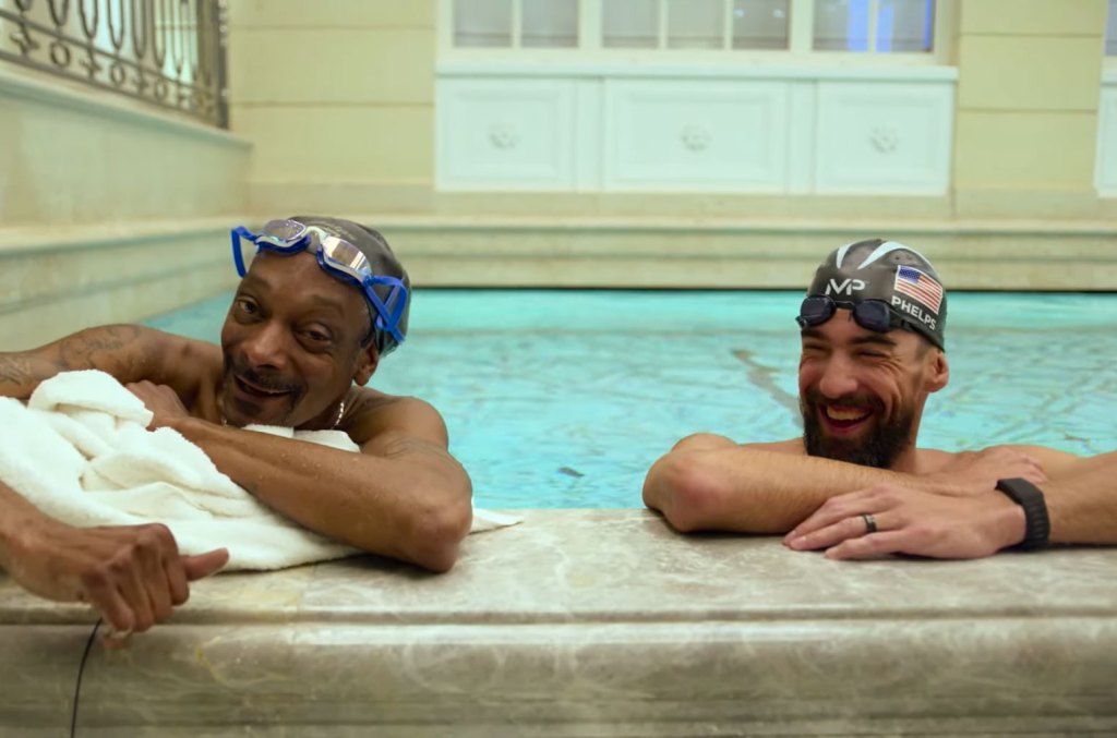 snoop-dogg-pamerkan-kemampuan-berenangnya-bersama-michael-phelps-di-olimpiade-2024:-saksikan