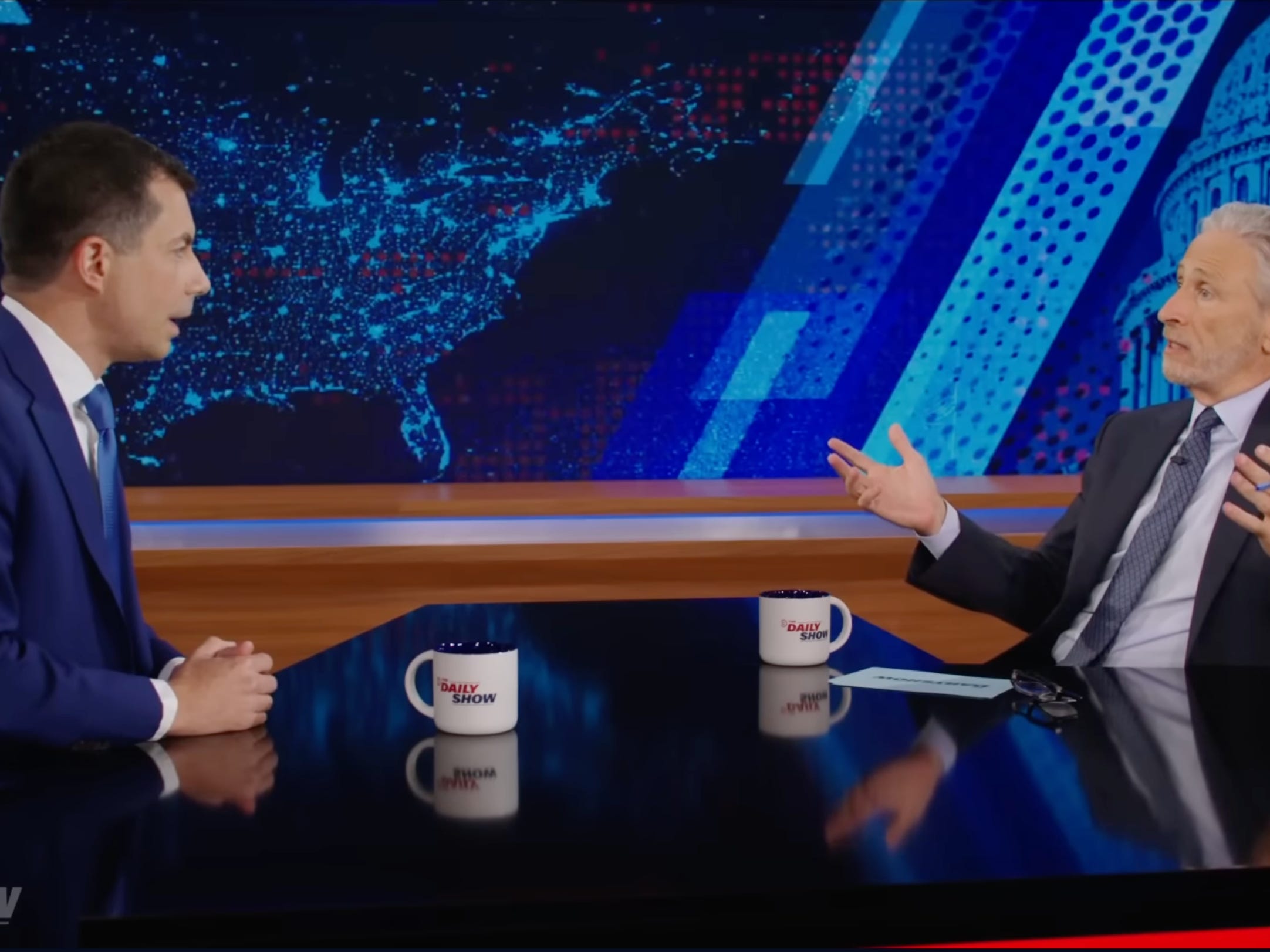 jon-stewart-memuji-pete-buttigieg-setelah-komentarnya-yang-‘sempurna’-tentang-jd-vance