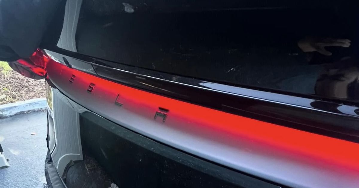 tesla-model-y-‘juniper’-yang-didesain-ulang-mungkin-memiliki-bilah-lampu-belakang-baru