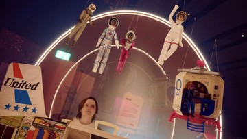 foto:-barbie-‘mendarat’-di-london-usai-6-bulan-ke-luar-angkasa