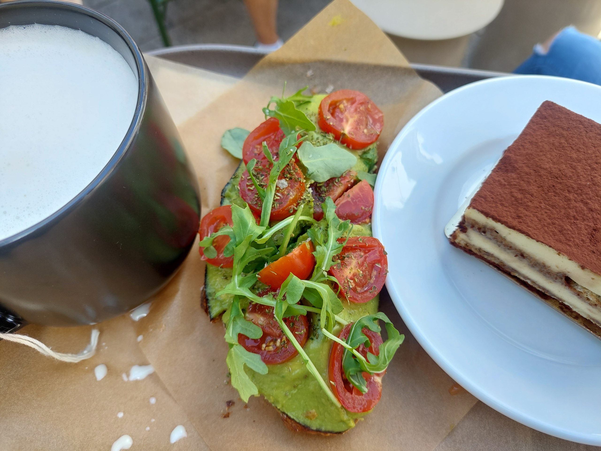 saya-makan-di-starbucks-terbesar-di-dunia-makanannya-lezat,-dan-tempatnya-sangat-keren,-tetapi-tidak-sepadan-dengan-$43-yang-saya-keluarkan.