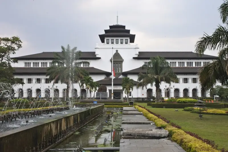 rekomendasi-tempat-staycation-bandung-populer