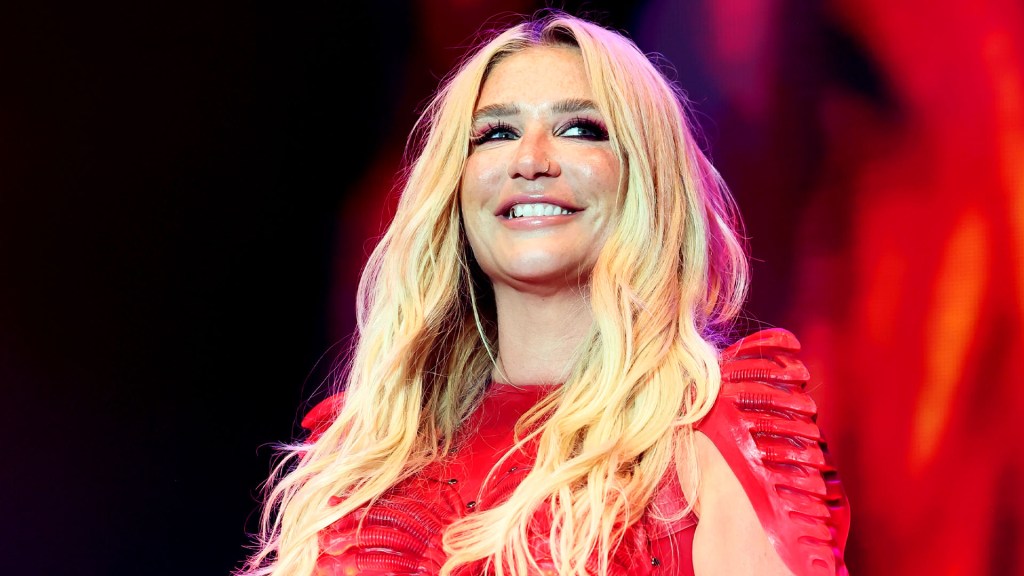 kesha-merayakan-‘joyride’-sebagai-artis-independen-|-billboard-news