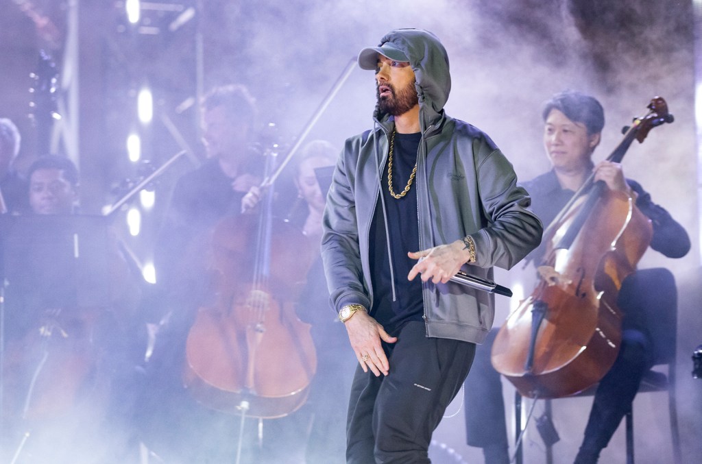 eminem-bekerja-sama-dengan-white-castle-untuk-kolaborasi-merchandise-‘white-rapper’