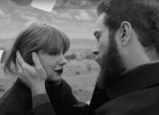 Taylor Swift Rilis Versi Akustik yang Hening dari Kolaborasi Post Malone ‘Fortnight’