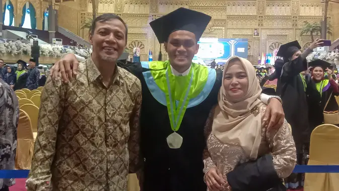 setelah-setahun-lebih-sidang,-gelandang-persib-akhirnya-wisuda-di-kampus-surabaya